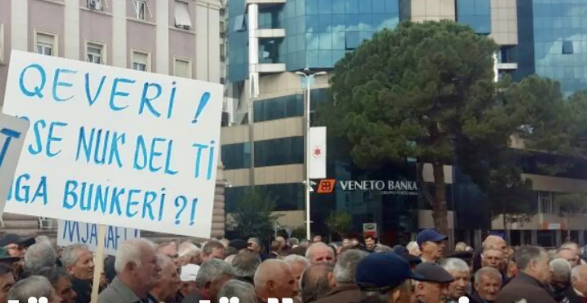 Foto/Minatorët sërish në protestë para kryeministrisë