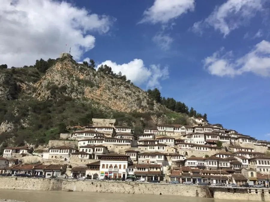 Berat, humb jetën punëtori nga masivi i gurit