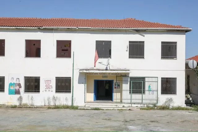 Alarm për sigurinë në shkolla: 42-vjeçari përndiqte nxënësit me thikë në Krrabë
