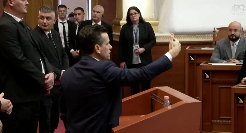 Spiropali përjashton Shehajn nga Kuvendi: Përplasje brenda opozitës për aferën e rrugës Thumanë-Kashar