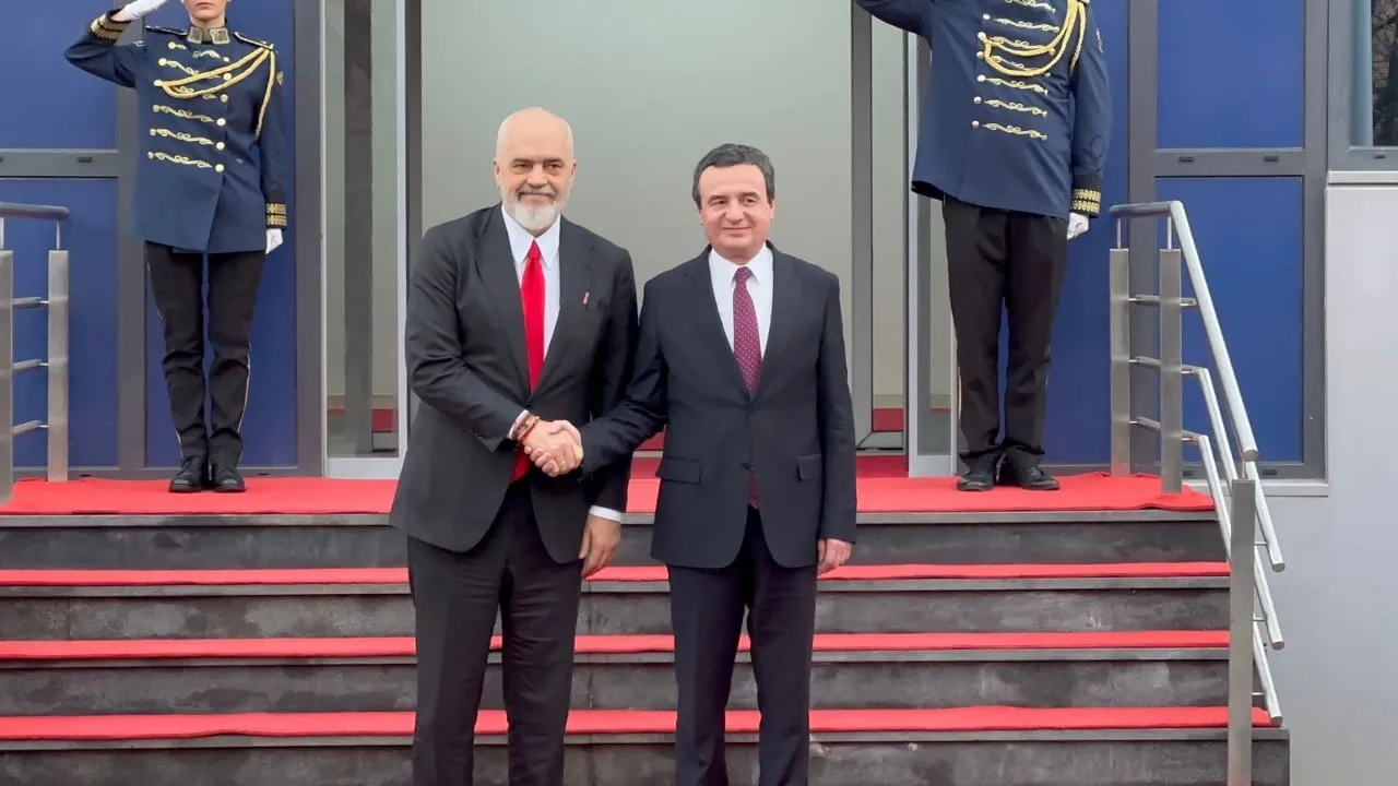 Pas seancës së përbashkët në Kuvendin e Kosovës, Rama takim me Kurtin