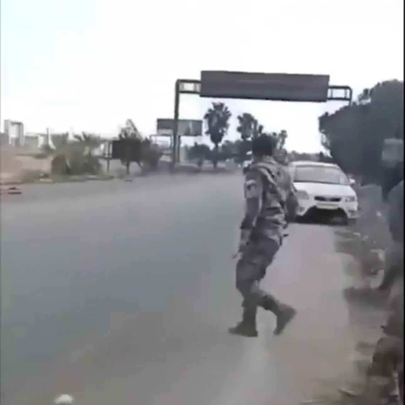 Sirianët sulmojne me gurë ushtarër rusë gjatë largimit nga Siria