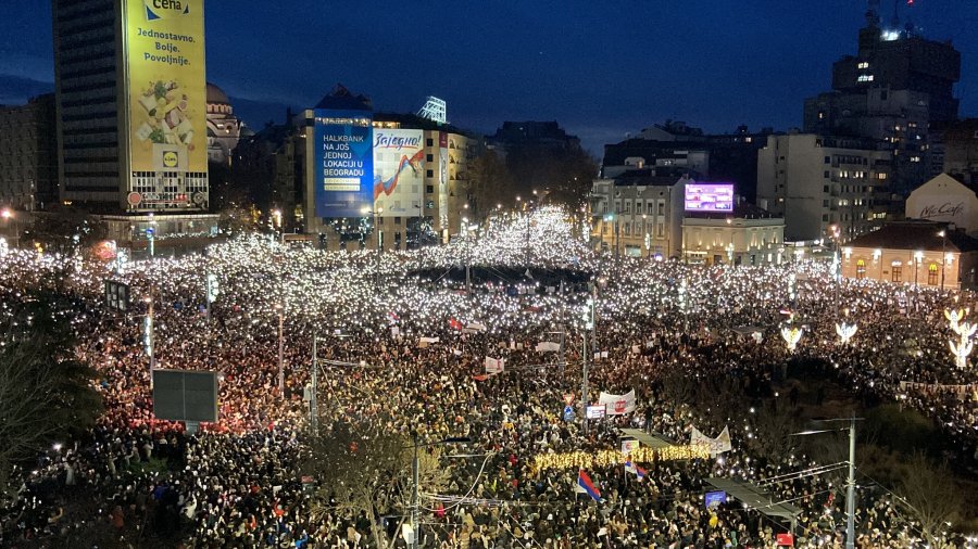 Beograd, qindra mijëra zbresin në shesh