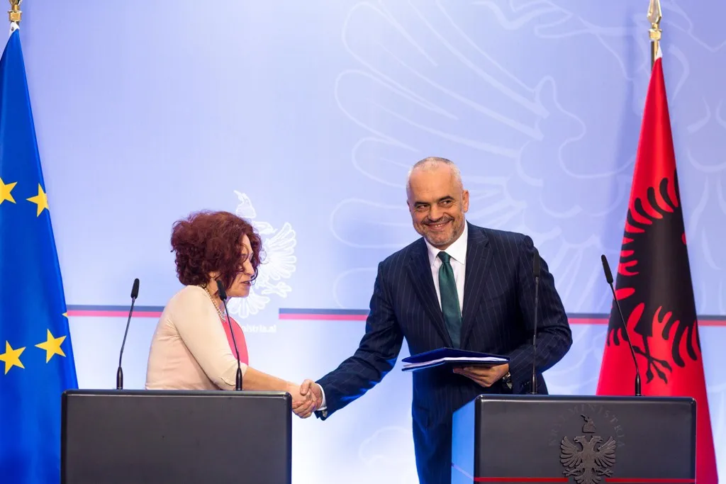 Ish-ambasadorja Vllahutin “qokë” kryeministrit edhe për Tik Tok: Shqipëria po vepron përtej pritshmërive, nuk ka frikë