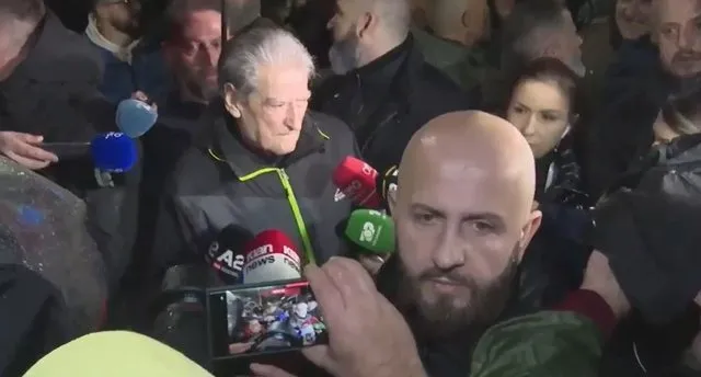 Berisha i bashkohet protestës