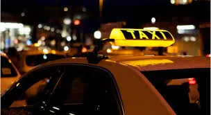 Arrestohet taksisti që i vodhi paratë dhe celularët me dhunë klientit