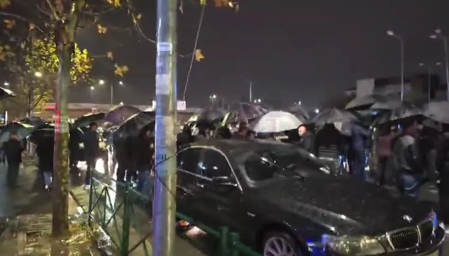 Opozita paralizon qarkullimin në Tiranë, policia thirrje me megafon: Lironi rrugët