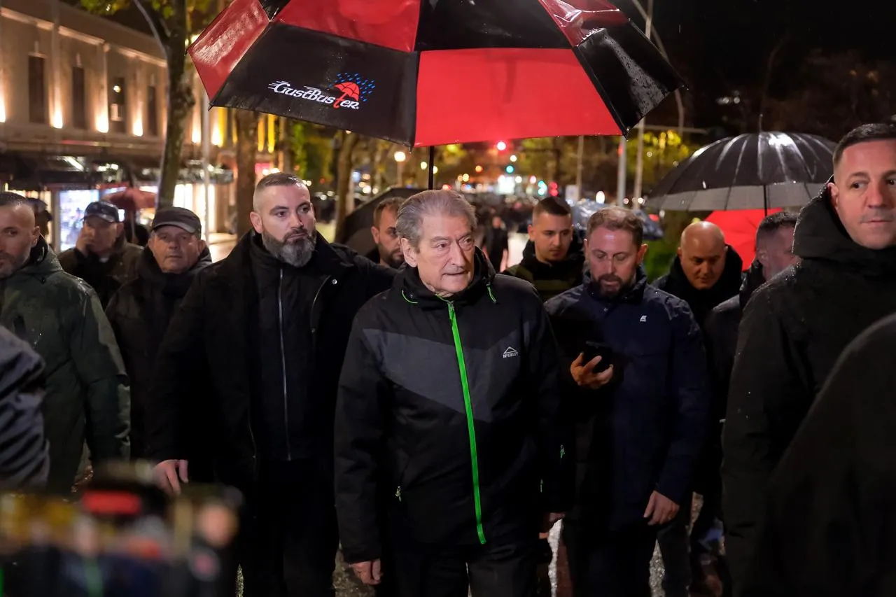 Sali Berisha drejtohet drejt Bashkisë së Tiranës mes protestës së opozitës