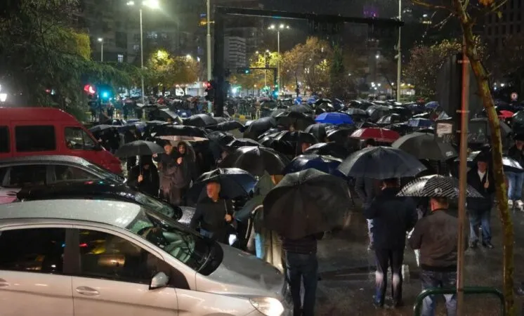 Berisha: Policia ka dhunuar fizikisht Agron Gjekmarkajn, do të mbajnë përgjegjësi personale …