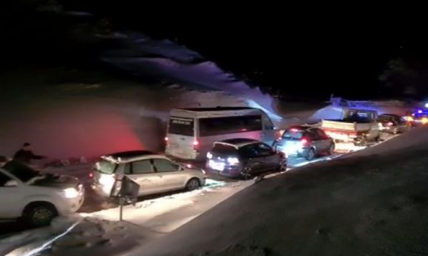 Kaos në Rrugën e Arbrit, shoferët prej disa orësh të bllokuar nga dëbora