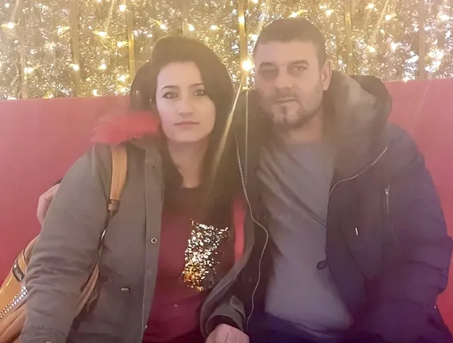 Del foto e gruas që goditi bashkëshortin me sopatë në gjumë