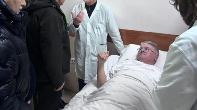 Agron Gjekmarkaj del nga spitali dhe reagon ashpër