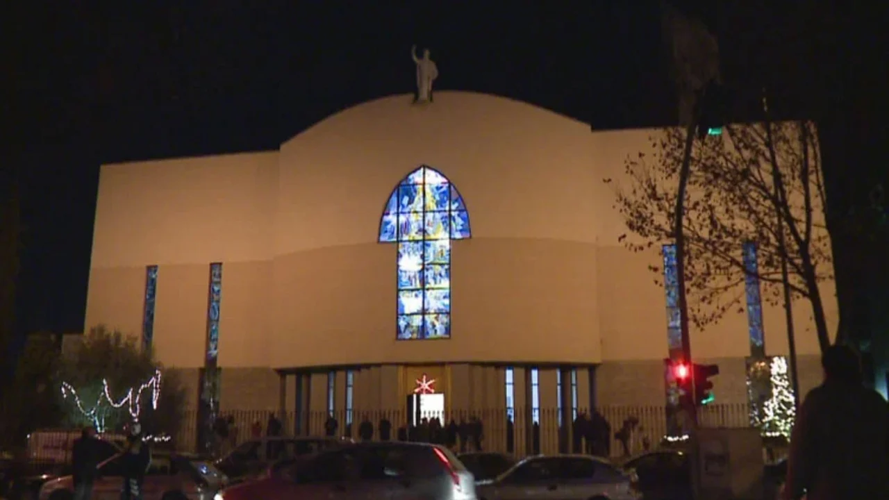 Besimtarët katolikë festojnë Krishtlindjen