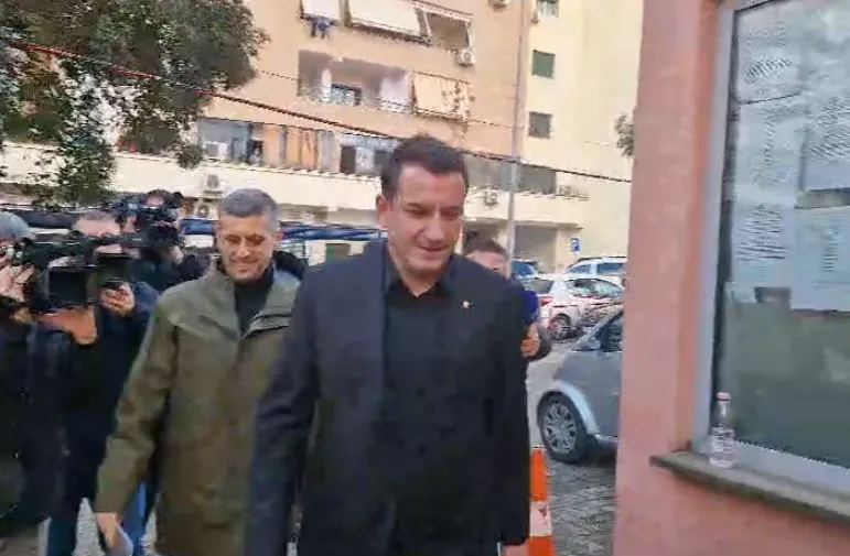 Erion Veliaj paraqitet në SPAK për t’u marrë në pyetje për korrupsion pasiv
