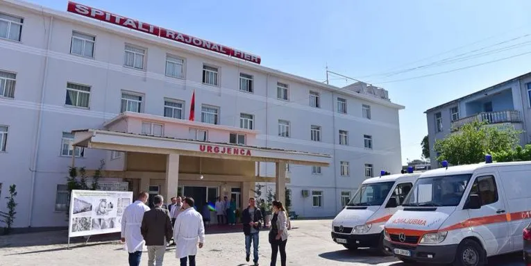 Pezullohen 3 mjekë në Fier; zbardhen emrat