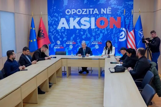 Konferenca e Berishës për vitin 2024: Samitin e vitit 2027 do e organizojë ai që anëtarësoi Shqipërinë në NATO, jo ai që bëri protesta kundër NATO