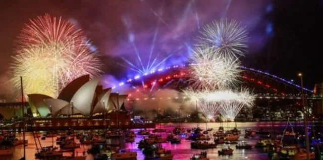 Australia dhe Zelanda e Re/ Mijëra njerëz shijojnë spektaklin me fishekzjarre të vitit të Ri