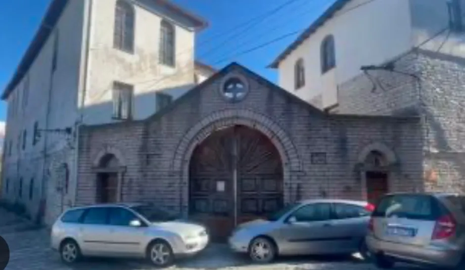 Gjirokastër/U gjet i pajetë nga shokët e dhomës në konviktin e shkollës private, detaje nga vdekja e 23-vjeçarit