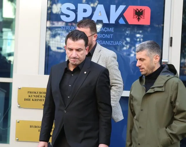 Veliaj i jep Vilma Nushit, 600 milionë lekë për stilolapsa