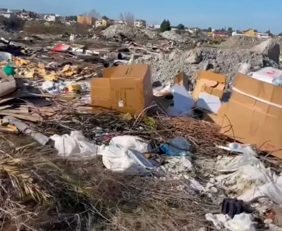 Video/ Shkozeti mbushet me plehra dhe baltë