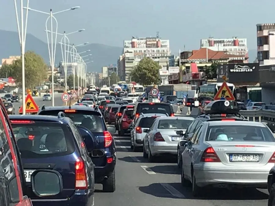 Trafiku i Tiranës një makth  që nuk do të mbarojë kurrë