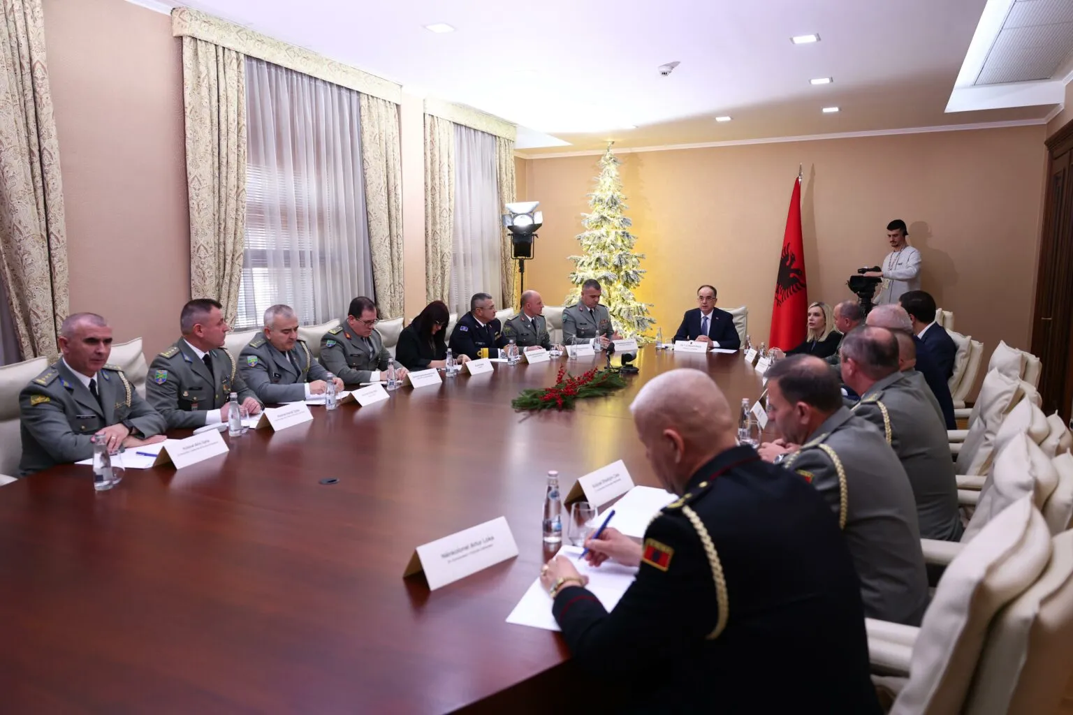 Presidenti Begaj takim online me efektivët e FA