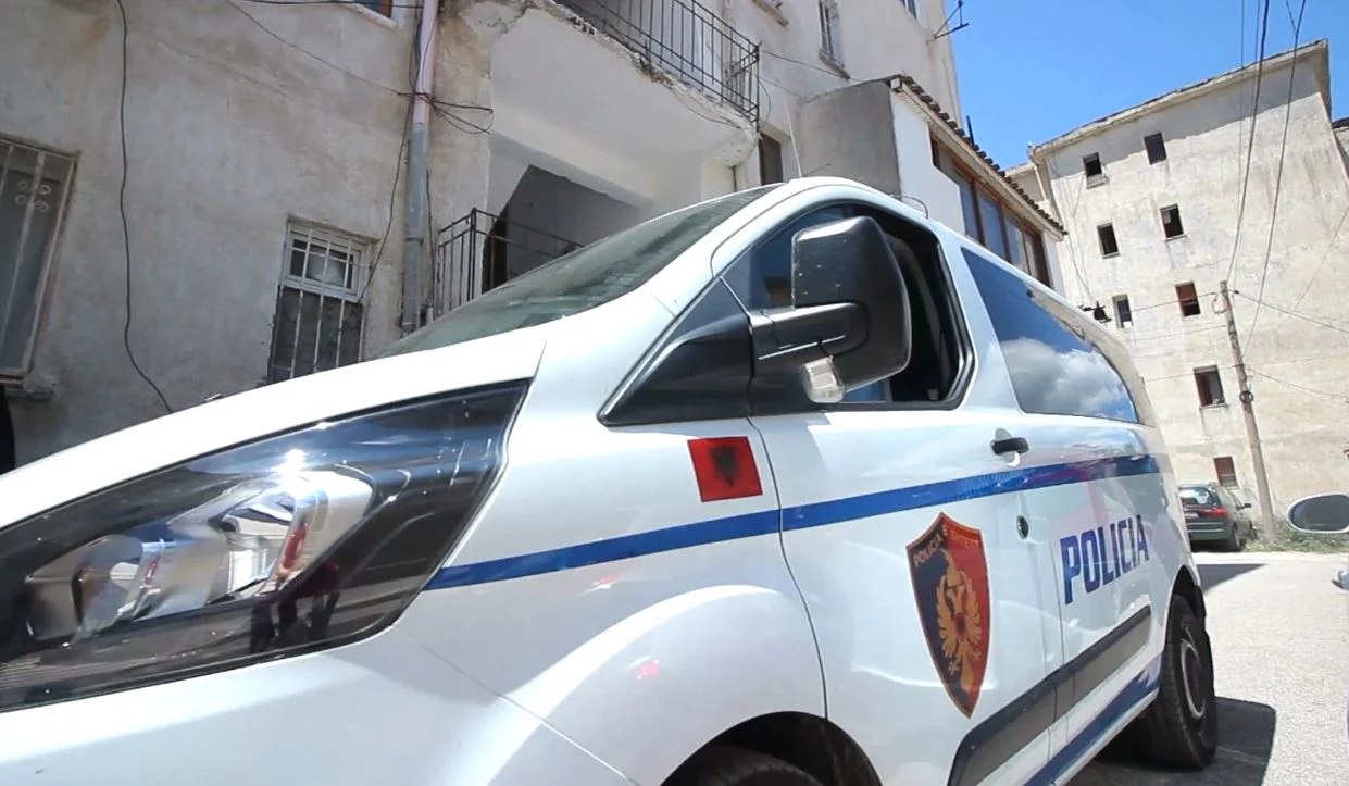 Tiranë/Babë e bir përfundojnë në spital nga sherri me thika