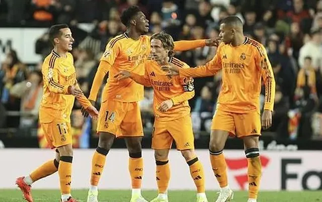 Real Madrid fitoi  me 10 lojtarë në fund