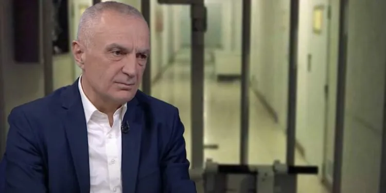 Si e kalon Meta kohën në qeli
