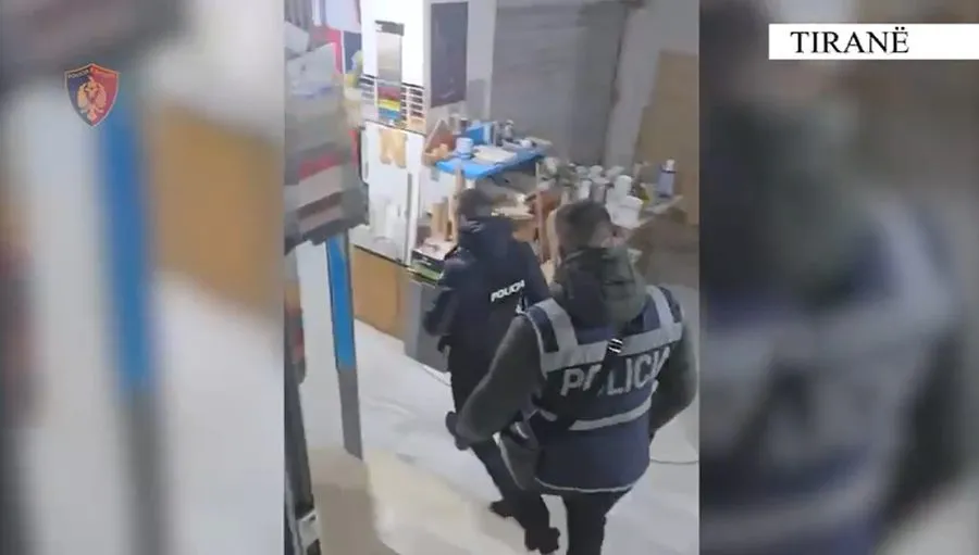 Tiranë/ Kishte  pistoletë  në mobilerinë e tij, arrestohet 51-vjeçari