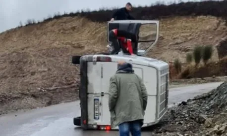 Furgoni përmbyset anës rrugës, detajet e para nga aksidenti në Rrugën e Arbrit