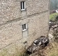 Foto/ Porsche  bie nga 70 metra në rrugën e Kishës së Laçit