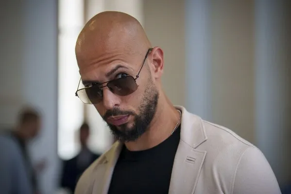 Lirohet nga arresti shtëpiak Andrew Tate