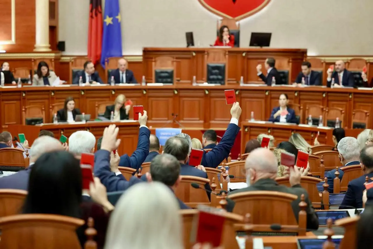 Sot nis sesioni i fundit parlamentar,  vota e diasporës sfida e parë PS-PD