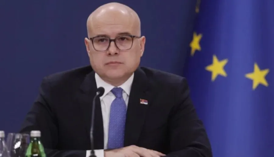 Vuçiç sakrifikon kryeministrin e tij nga protestat masive