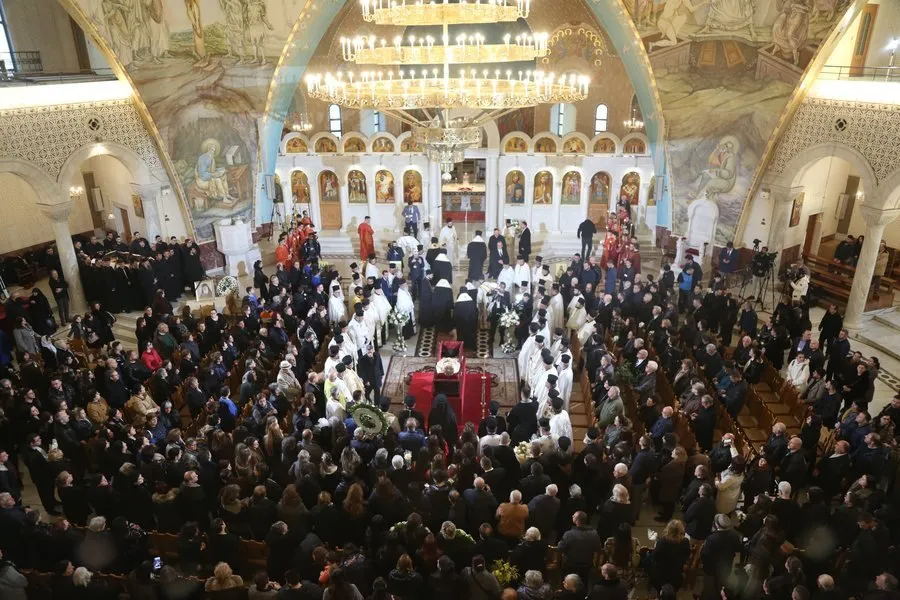 Besimtarët bëjnë homazhe në Katedralen ‘Ngjallja e Krishtit’ Nisin nderimet për Kryepeshkopin Anastas