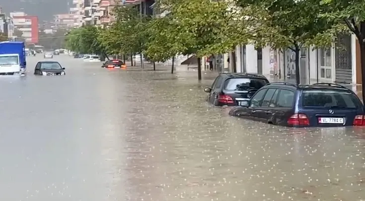 Vlora përmbytet  në  10 minuta shi