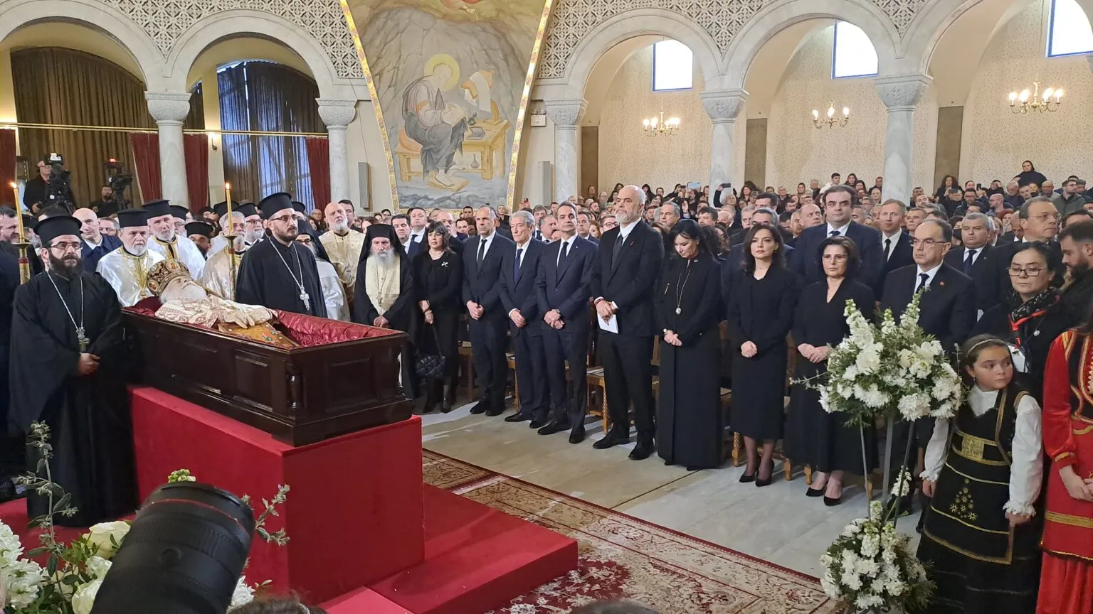 Ceremonia/Bien kambanat, nis shërbesa në nder të Fortlumturisë së tij Kryepeshkopit Anastas