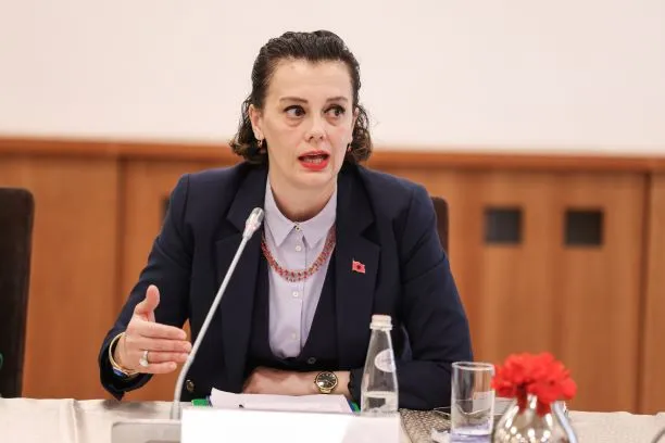 Presidenti kërkon deklarimin e mbarimit të mandatit të anëtares Sonila Bejtja