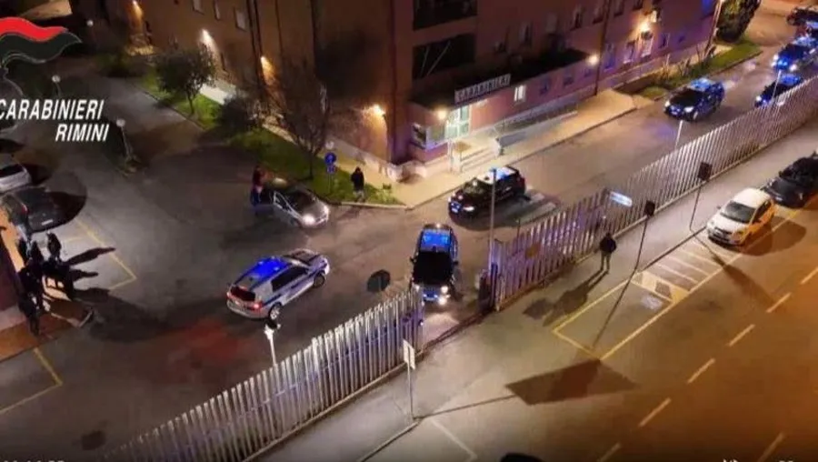 Policia italiane godet 2 banda kriminale