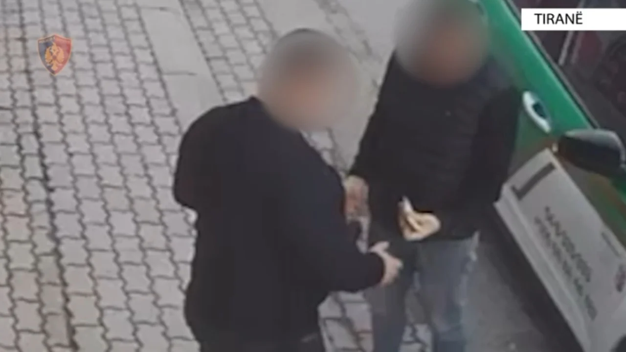 Iu prezantuan si drejtues të një institucioni vendor, bie në pranga njëri prej tyre