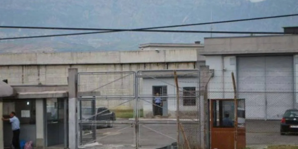 Arrestohet gardiani i burgut të sigurisë së lartë në Fushë Krujë, tentoi të fusë në qeli 22 celularë