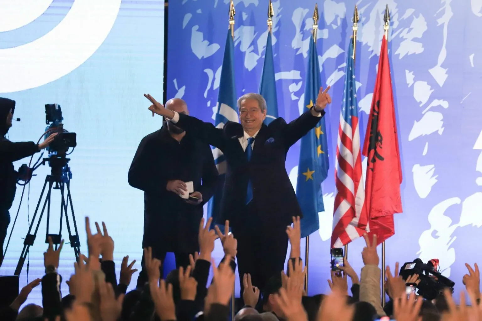 Pas fjalimit të Berishës, mbyllet protesta e opozitës! Kreu i PD-së niset për në Romë