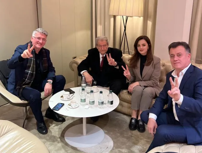 FOTO/ Berisha niset drejt Romës për takimin e parë me diasporën