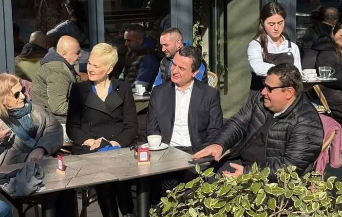 Foto/ Kurti shijon një kafe nën rrezet e diellit, shoqërohet nga bashkëshortja
