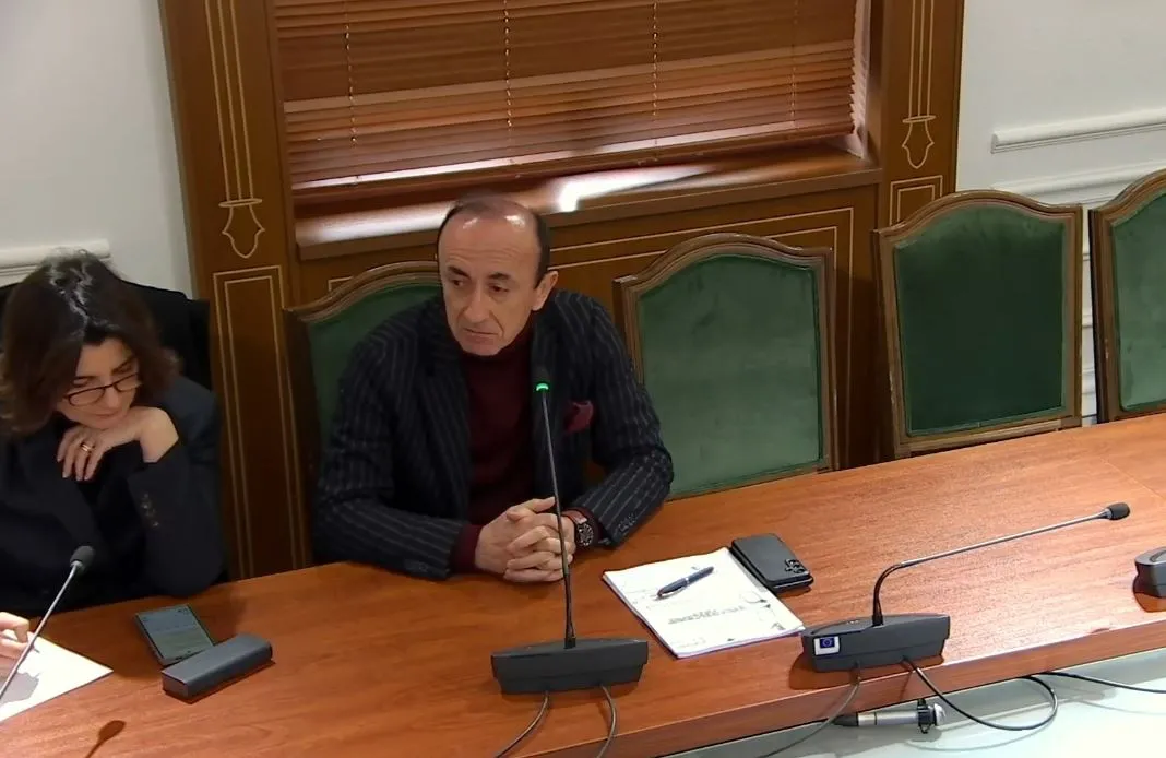 Deputeti Sula shpërthen te “Ligjet”: Turp! Mbledhjen ta drejtojë dikush tjetër, mbyllni gojën…