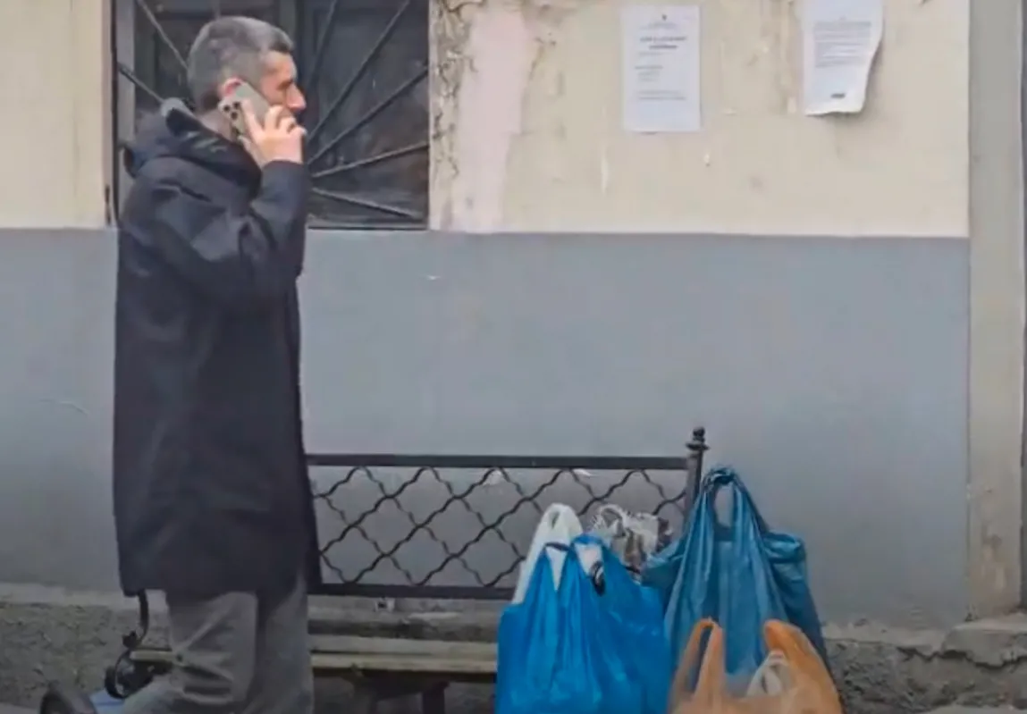 Sekretari i Veliajt Alban Dokushi, i çon ushqime  te blloku i sigurisë  shefit