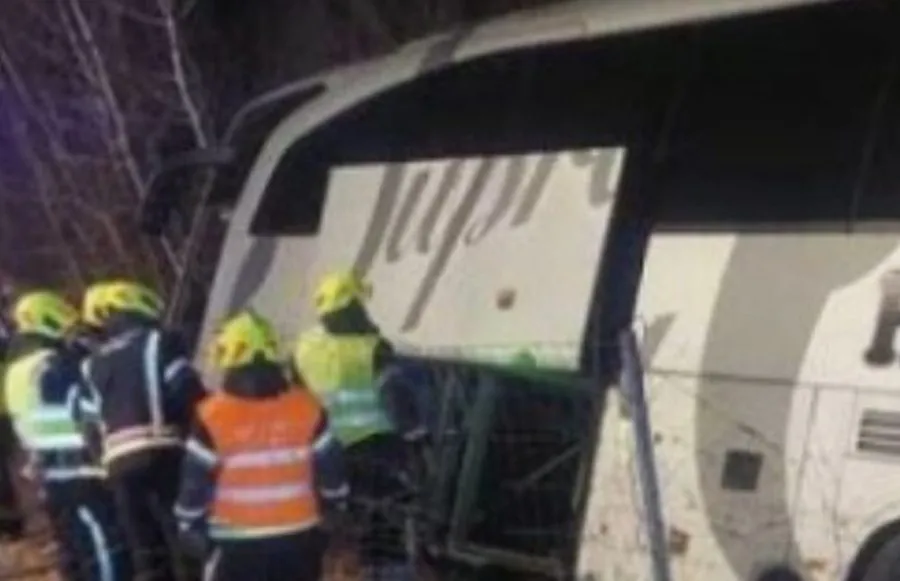 Kosovë/ Autobusi del nga rruga dhe rrokulliset, plagosen 17 persona