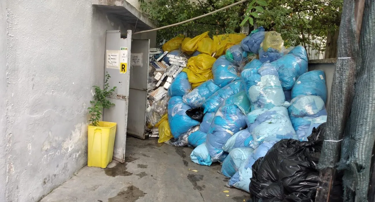 Alarmi/Mbetjet spitalore kancerogjene bëhen mal brenda QSUT-së