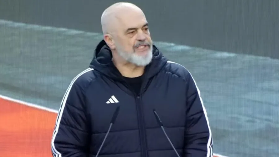 Rama mban fjalim para punonjësve të bashkisë : Unë e ngrita nga koma, Erioni e bëri të vrapojë”